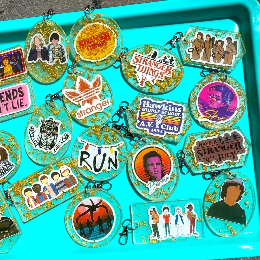 3 PACK Stranger Things Sticker & Gold Flakes Resin Keychains MYSTERY BUNDLE - Picture 9 of 16